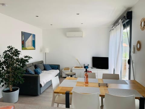 Modern duplex with AC and garden, just 350m to sea side House in Sausset-les-Pins