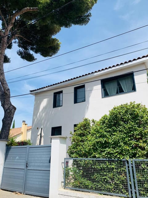 Modern duplex with AC and garden, just 350m to sea side House in Sausset-les-Pins