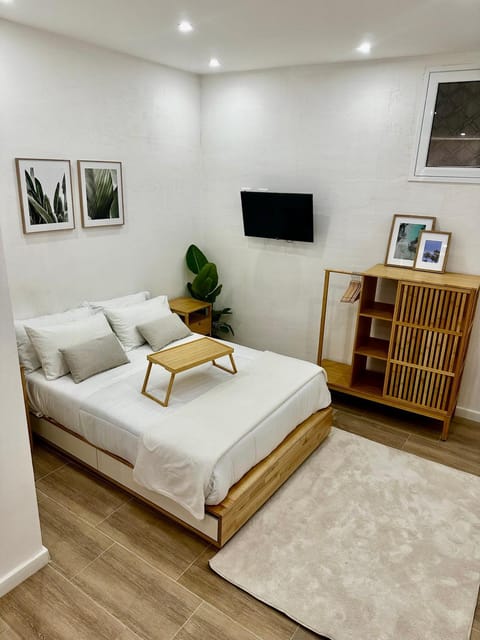 Bed, TV and multimedia, Bedroom