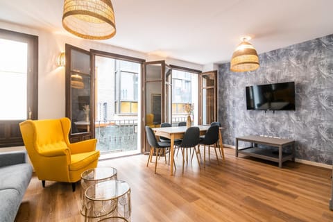 TV and multimedia, Living room, Seating area, Dining area