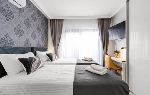 Bed, TV and multimedia, Bedroom