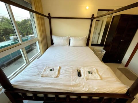 Bed, Photo of the whole room, Bedroom, towels