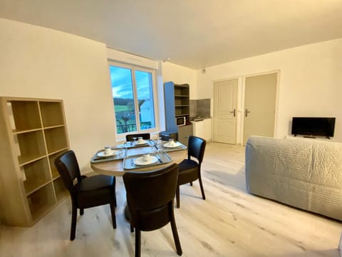 Communal lounge/ TV room, TV and multimedia, Kitchen or kitchenette, Seating area, Dining area