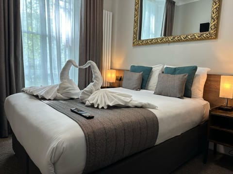 Bed, Bedroom, towels
