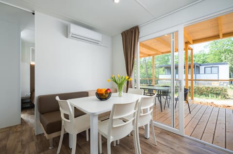 Patio, Day, Balcony/Terrace, Living room, Dining area, air conditioner