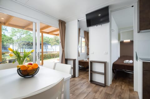 Bed, TV and multimedia, Kitchen or kitchenette, Living room, Photo of the whole room, Dining area, Bedroom