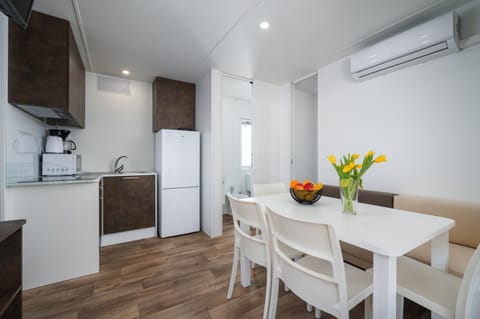 Kitchen or kitchenette, Living room, Dining area, minibar, stove, air conditioner