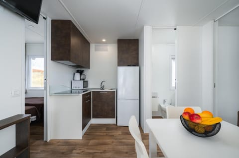 Kitchen or kitchenette, Dining area, minibar, stove