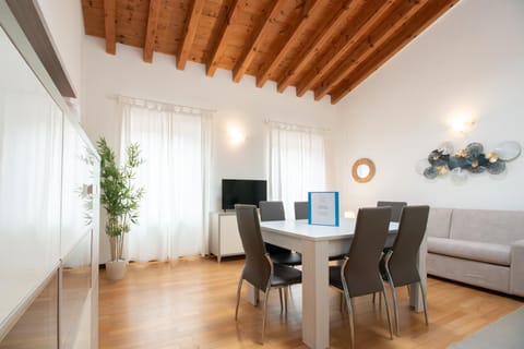 Living room, Floor plan, Dining area, internet