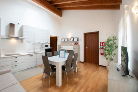 Kitchen or kitchenette, Dining area, oven, pet friendly, stove