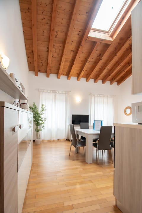 TV and multimedia, Kitchen or kitchenette, Dining area, internet, stove