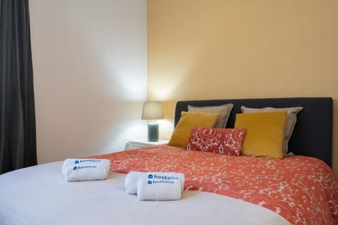 Bed, Photo of the whole room, Bedroom, towels