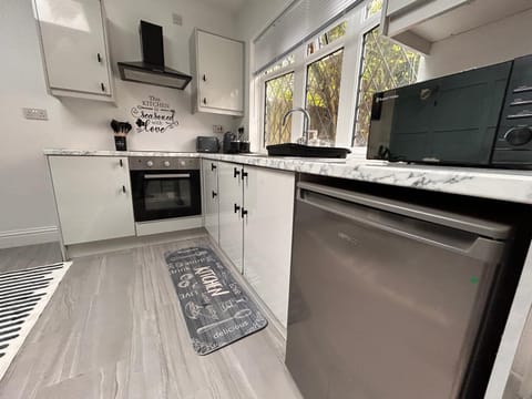 Kitchen or kitchenette, minibar, pet friendly, stove, toaster