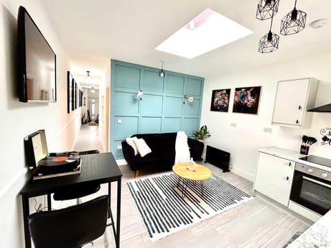 Vibrant Bungalow 2 Bedroom Flat with secure private parking Apartment in Metropolitan Borough of Solihull