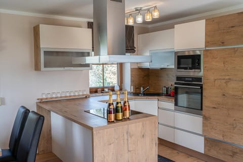 Kitchen or kitchenette, minibar, pet friendly, stove