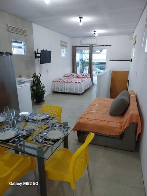 Bed, TV and multimedia, Dining area, Bedroom