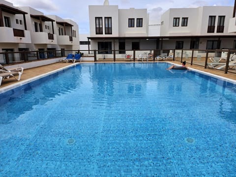 Property building, Swimming pool, sunbed