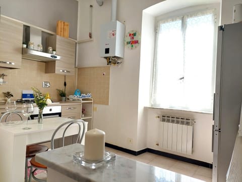 Kitchen or kitchenette, Dining area, stove