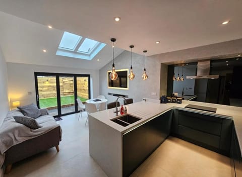 Communal lounge/ TV room, TV and multimedia, Kitchen or kitchenette, Dining area, minibar, pet friendly, stove