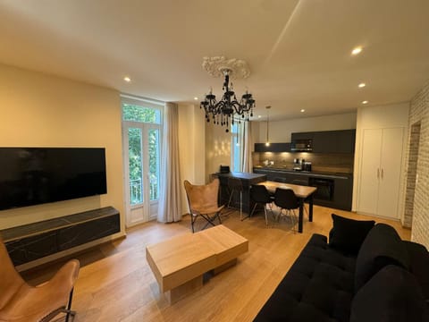 Communal lounge/ TV room, TV and multimedia, Living room, Seating area, Dining area, kitchen