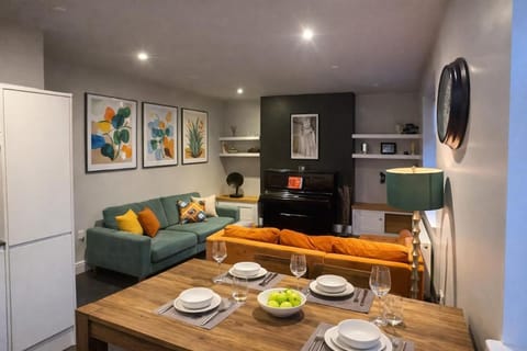 TV and multimedia, Living room, Seating area, Dining area