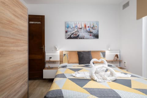 Bed, Photo of the whole room, Decorative detail, Bedroom, towels