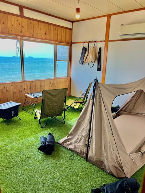 Photo of the whole room, Sea view