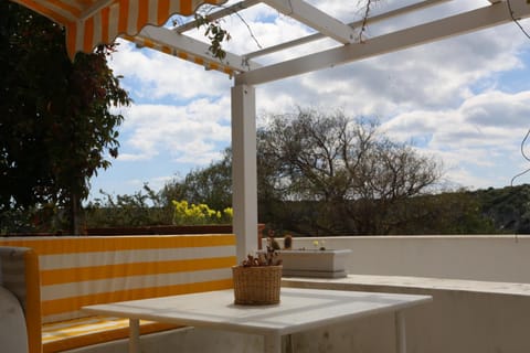 Balcony/Terrace, Seating area, Landmark view, Mountain view