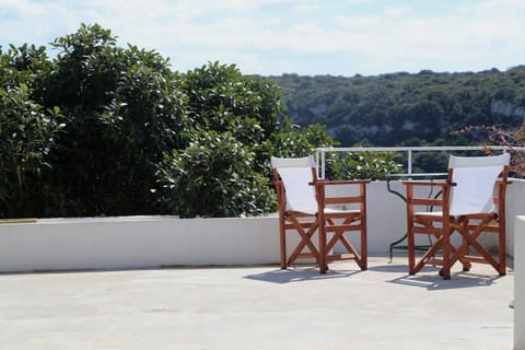 Balcony/Terrace, Seating area, Landmark view, Mountain view