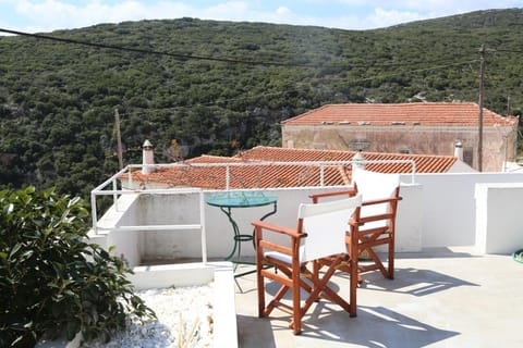 View (from property/room), Balcony/Terrace, Landmark view, Mountain view