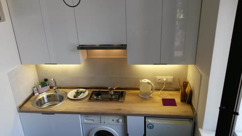 Coffee/tea facilities, stove