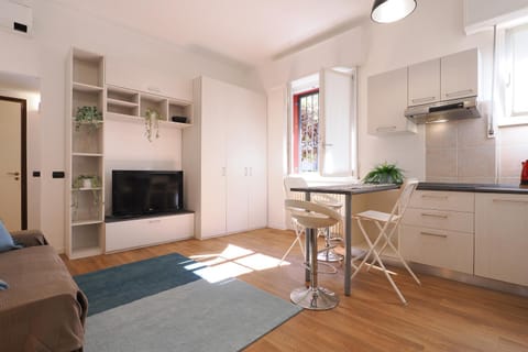 TV and multimedia, Kitchen or kitchenette, Living room, Seating area, Dining area, stove