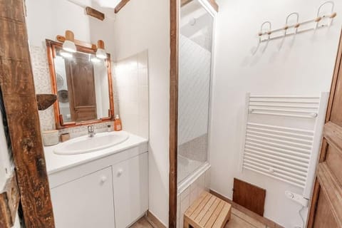 Shower, Bathroom, towels