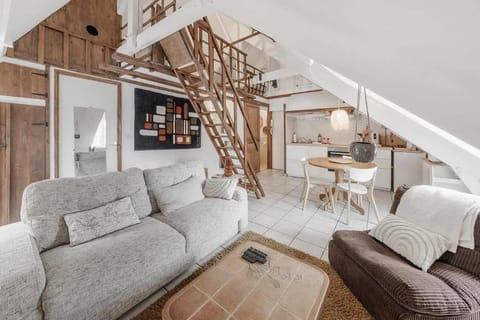 TV and multimedia, Kitchen or kitchenette, Living room, Seating area, Dining area