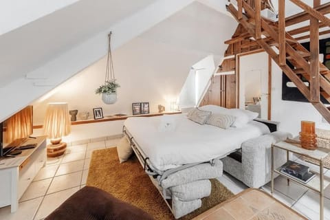 Bed, Living room, Seating area