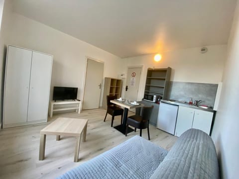 TV and multimedia, Coffee/tea facilities, Kitchen or kitchenette, Seating area, Dining area, minibar, wardrobe