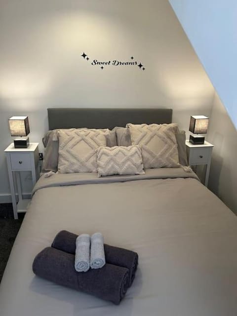Bed, Photo of the whole room, Bedroom, storage, towels