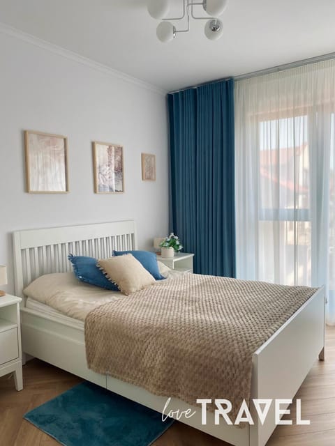 Bed, Photo of the whole room, Seating area, Bedroom