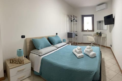 Photo of the whole room, Bedroom, towels