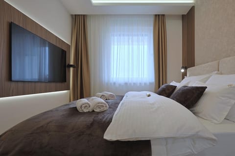 Bed, TV and multimedia, Photo of the whole room, Bedroom, towels