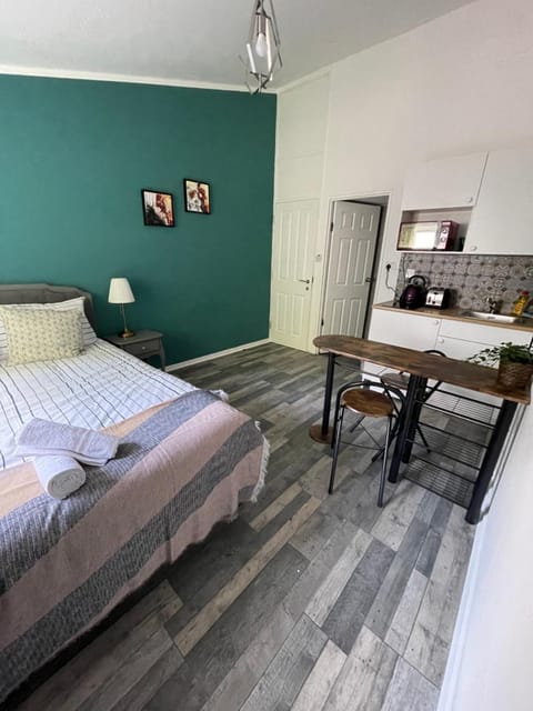 Kitchen or kitchenette, Photo of the whole room, Dining area