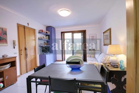 Kitchen or kitchenette, Living room, Seating area, Dining area, hair dresser