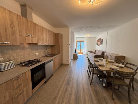 Kitchen or kitchenette, Dining area, dishwasher