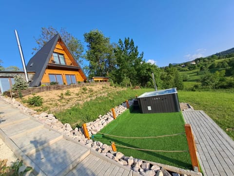 Property building, Day, Natural landscape, Garden, Mountain view