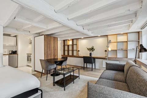 Bed, Kitchen or kitchenette, Living room, Photo of the whole room, Seating area, Bedroom
