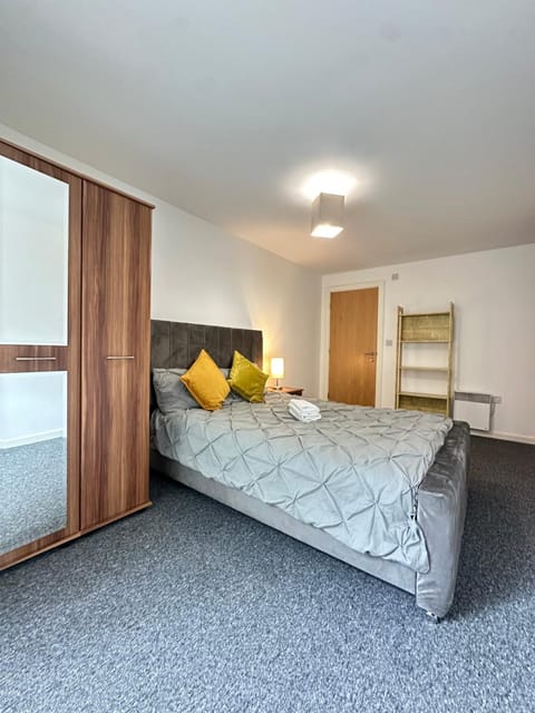 2 Bed ensuite with Balcony and Free onsite Secure Parking Apartment in Salford