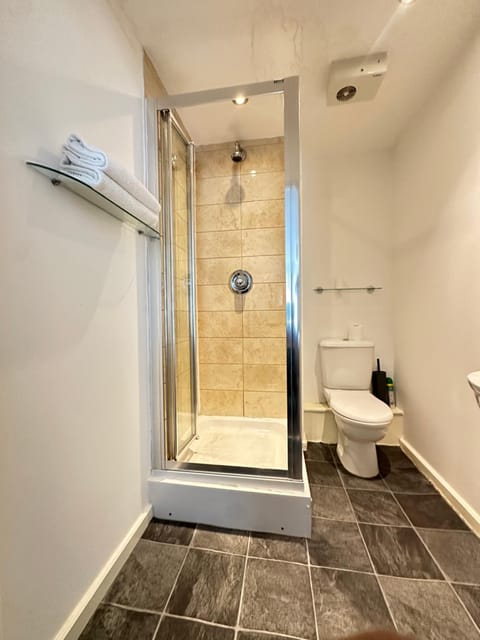 2 Bed ensuite with Balcony and Free onsite Secure Parking Apartment in Salford