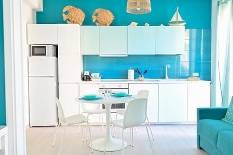 Property building, TV and multimedia, Coffee/tea facilities, Balcony/Terrace, Kitchen or kitchenette, Living room, Seating area, Dining area, Seasons, dishwasher, flat iron, heating, internet, microwave, oven, stove, washing machine, air conditioner
