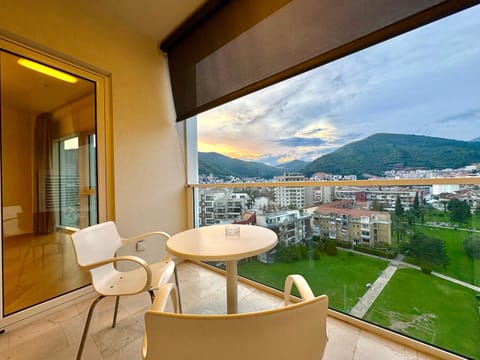 Day, Natural landscape, View (from property/room), Balcony/Terrace, Living room, Seating area, Mountain view