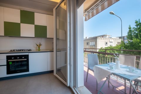 Property building, View (from property/room), Balcony/Terrace, Balcony/Terrace, Kitchen or kitchenette, Dining area, dishwasher, pet friendly, stove